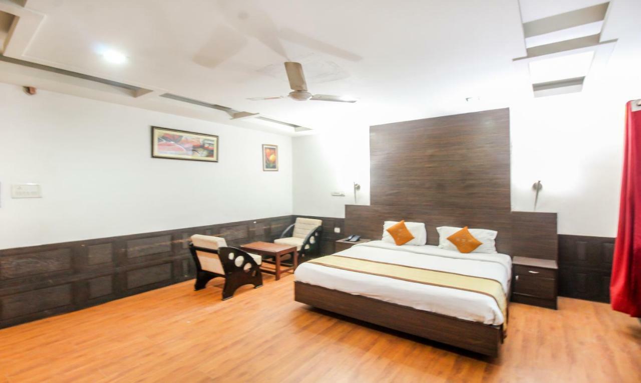 Hotel Monarch Inn Лакхнау Экстерьер фото
